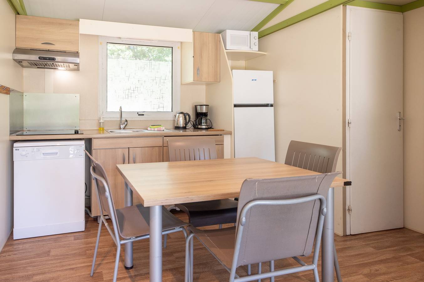 Appartement 'Rico Plage 6 Personen' met Privéterras, Gedeelde Tuin en Wi-Fi in Talasani, Corte en omgeving