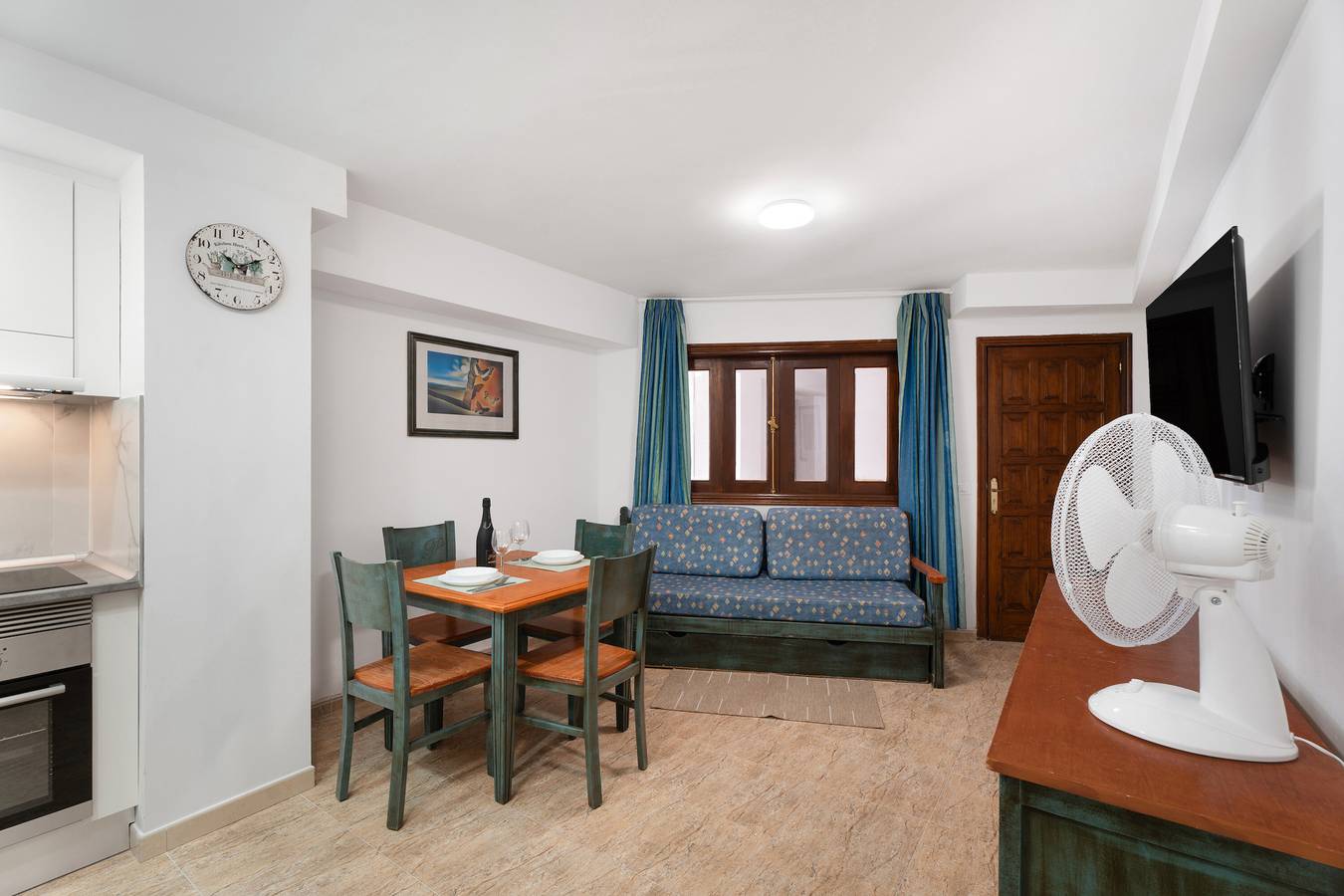 Entire apartment, Vacation 'Las Flores 1A' with Shared Pool and Wi-Fi in San Eugenio Alto, Adeje