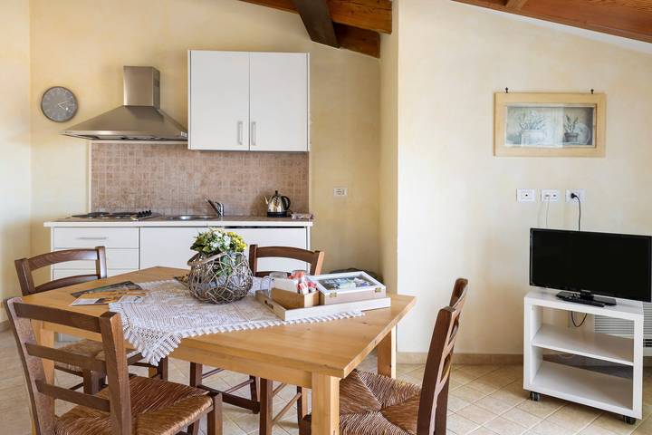 Appartamento intero, Appartamento 'Mandarino Agriturismo La Ferla' con vista mare, terrazza privata e aria condizionata in Toirano, Riviera di Ponente