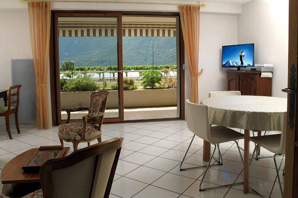 Appartement entier, Appartement 2 pièces 58m2 classé 4 étoiles bord du lac face Dent du Chat. in Aix-les-Bains, Région de Chambéry