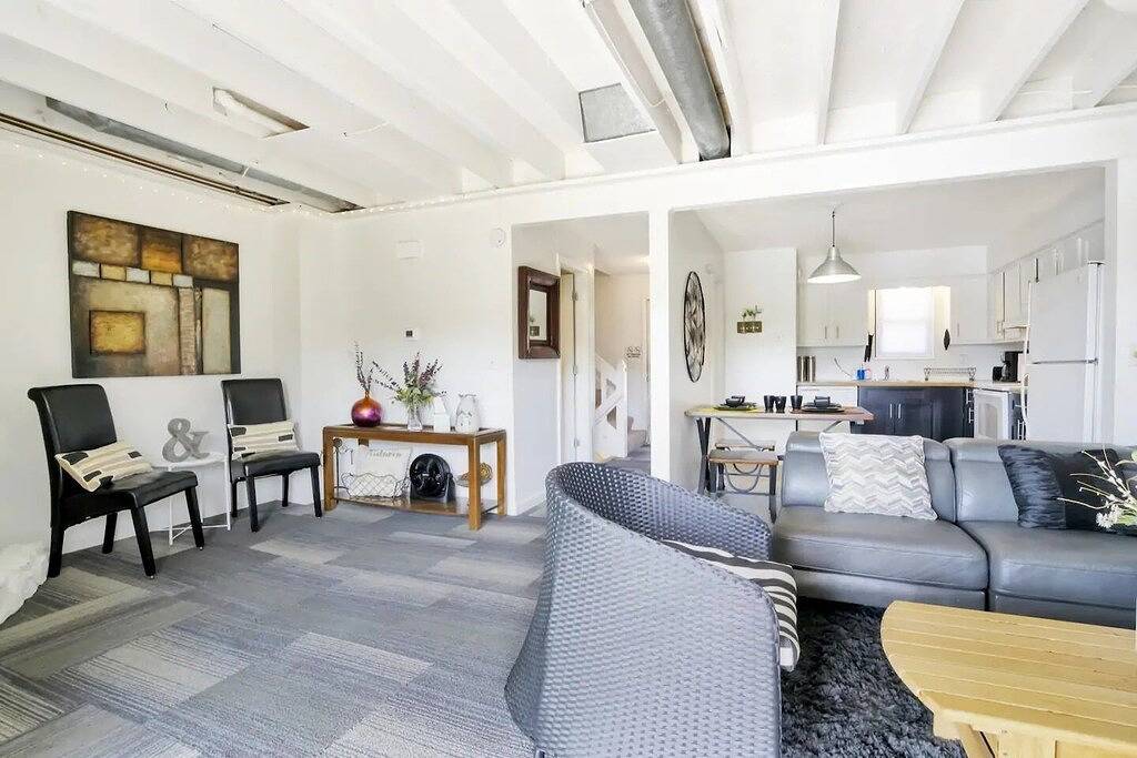 Luxe Lakefront Getaway in Heart of City! (Cdc Safe) in Grandview, Missouri