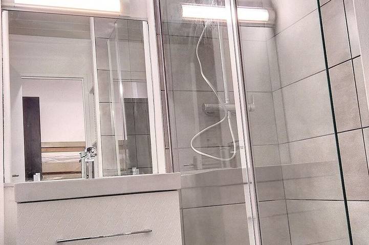 Ganze Wohnung, Studio-201-Ensuite mit Bad-Stadtblick in Juan-les-Pins, Antibes