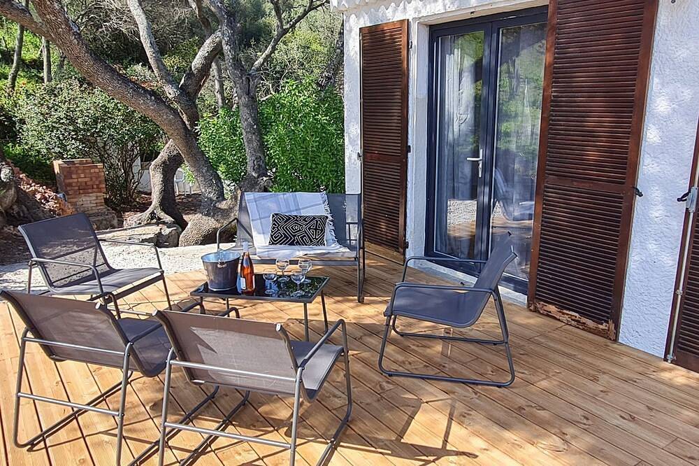 House in the heart of the maquis, 300m from the beach, parking, boat trailer space. in Cargèse, Parc naturel régional de Corse