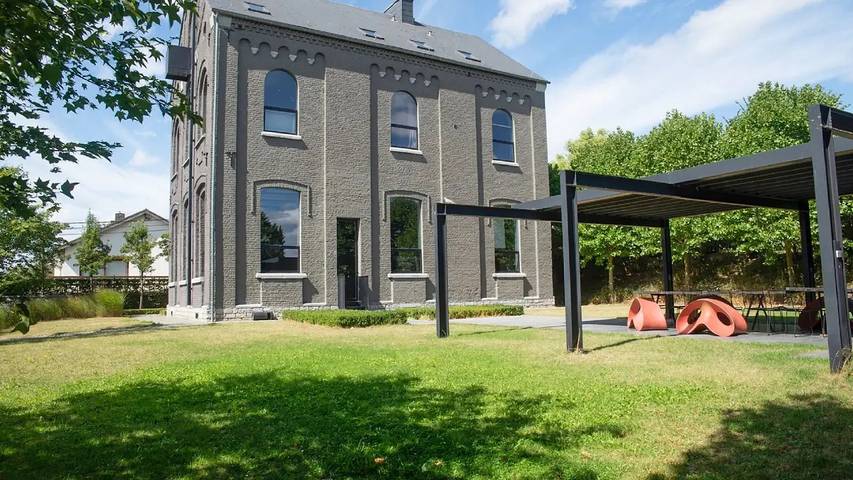 Location de vacances pour 22 personnes, avec jardin à Anhée