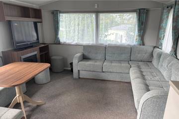 Log Cabin for 8 People in Poole, Poole Harbour, Photo 2