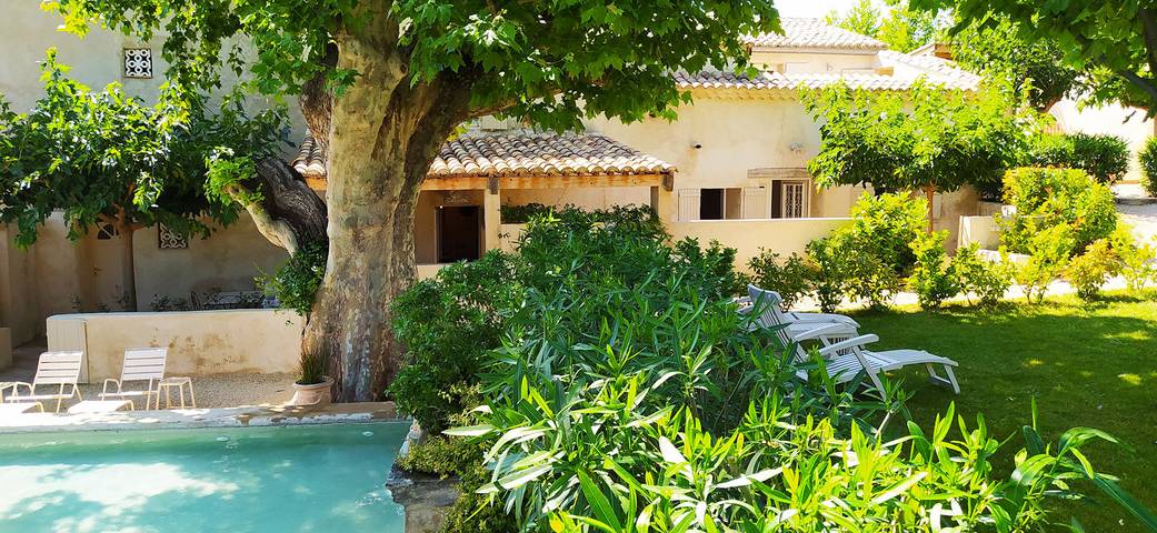 Gîte pour 4 personnes, avec piscine ainsi que terrasse et jardin
