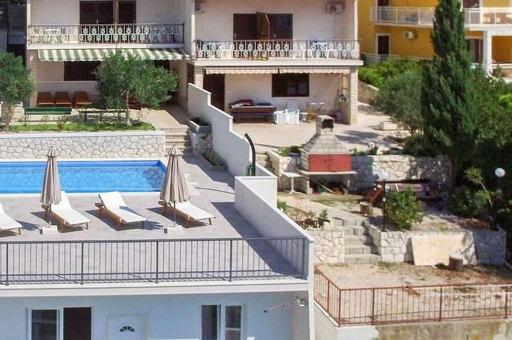 Ferienwohnung für 6 Personen, mit Balkon und Pool in Marusici