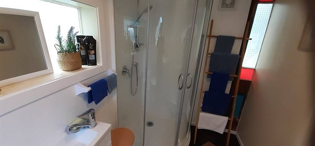 Seaside beach studio loft, sheltered garden and cycle trail access. Great value. in West Coast (Neuseeland)