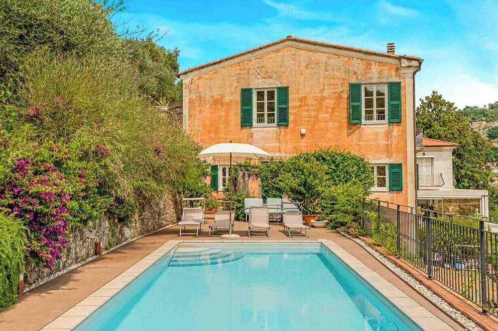 Villa La Levante est une splendide villa d'époque située dans une position élégante et résidentielle, entourée par la nature mais en même temps proche des principaux services. Cette élégante résidence offre une expérience de vie unique, caract in La Spezia, Riviera di Levante