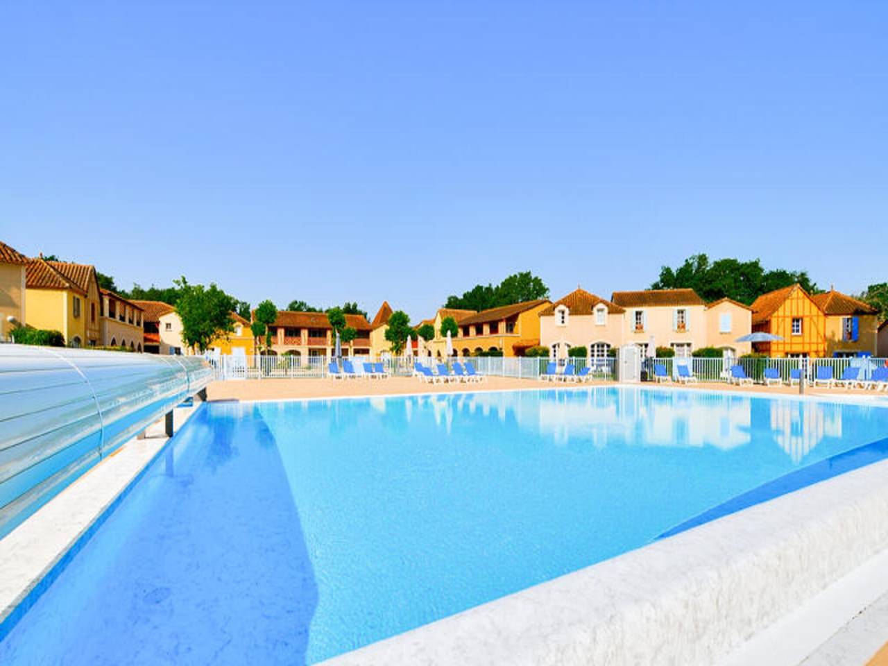 Entire apartment, House in Monflanquin by Scenic Lake in Monflanquin, Villeneuve-sur-Lot region