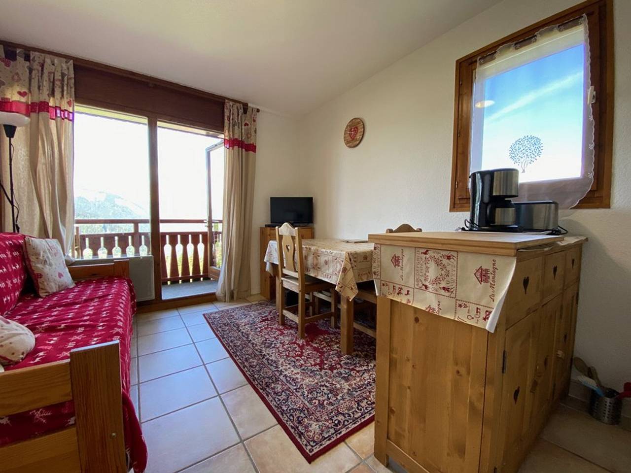 Studio entier, Studio cosy 4 pers, skis à 50m, parking, proche commerces in Cohennoz, Région d'Albertville