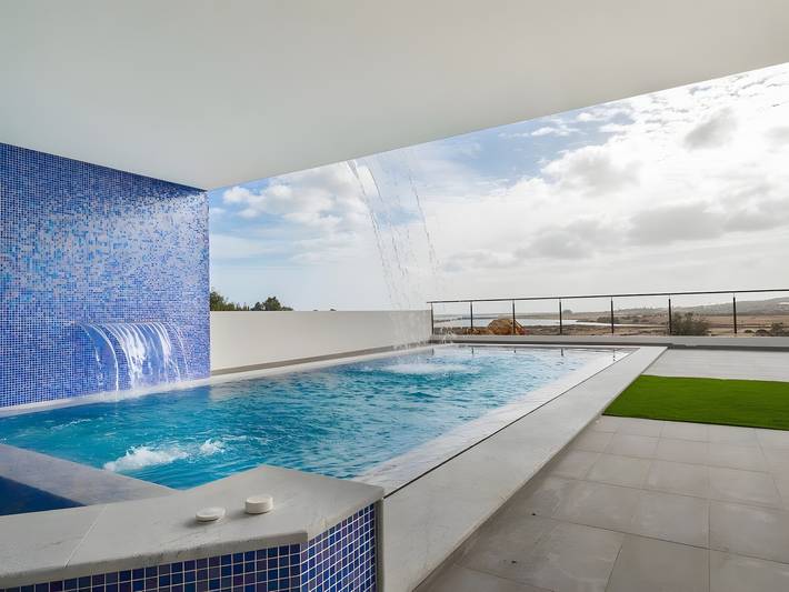 Villa Ria Alvor – Pool, Jacuzzi, Sauna and Panoramic Views in Mexilhoeira Grande, Faro District