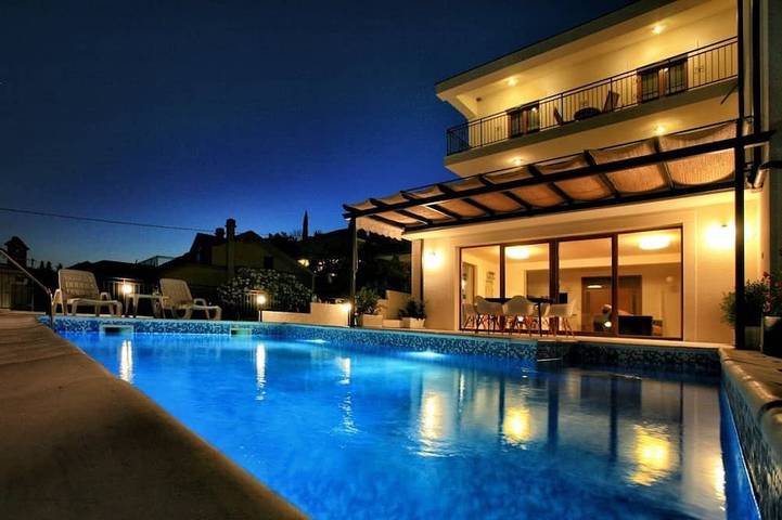 Villa für 8 Personen, mit Balkon in Montenegro