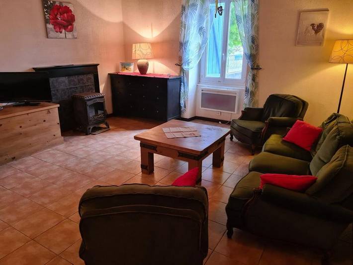 Gîte pour 13 personnes, avec piscine ainsi que terrasse et jardin à Saint-Macoux