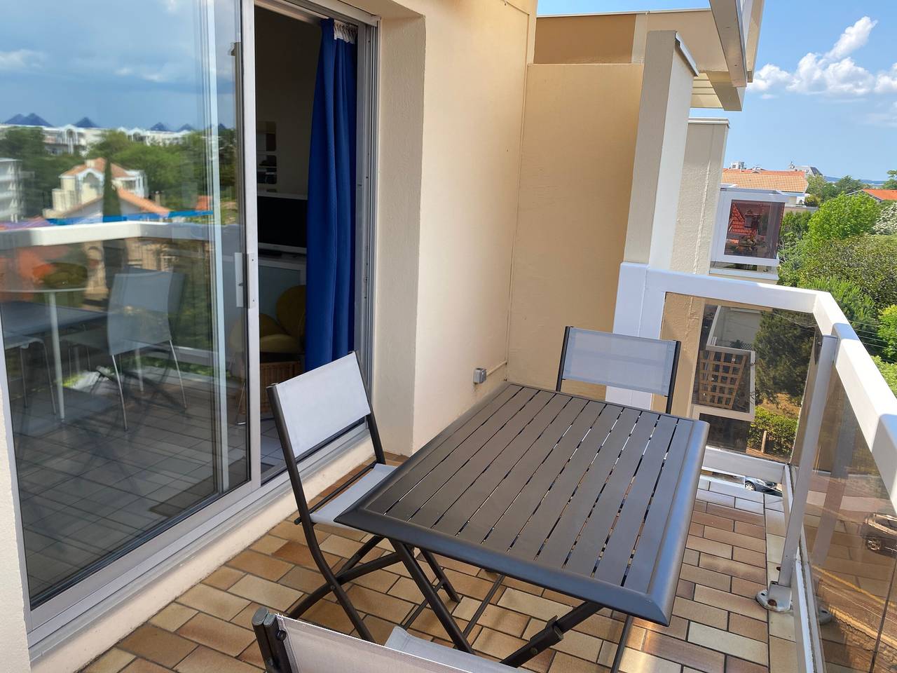 Appartement entier, Studio Cabine - Centre Ville, Proche Plage et Casino, Parking Sécurisé, Balcon et Équipements Complets in Arcachon, Région d'Arcachon