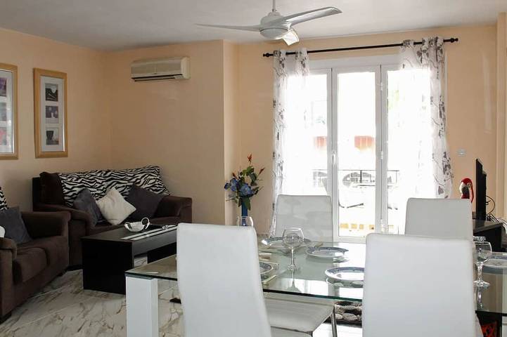 Ganze Wohnung, Modernes 1-Bett-Apartment mit atemberaubendem Blick auf die Villamartin Plaza in Brisas y Golf, Orihuela