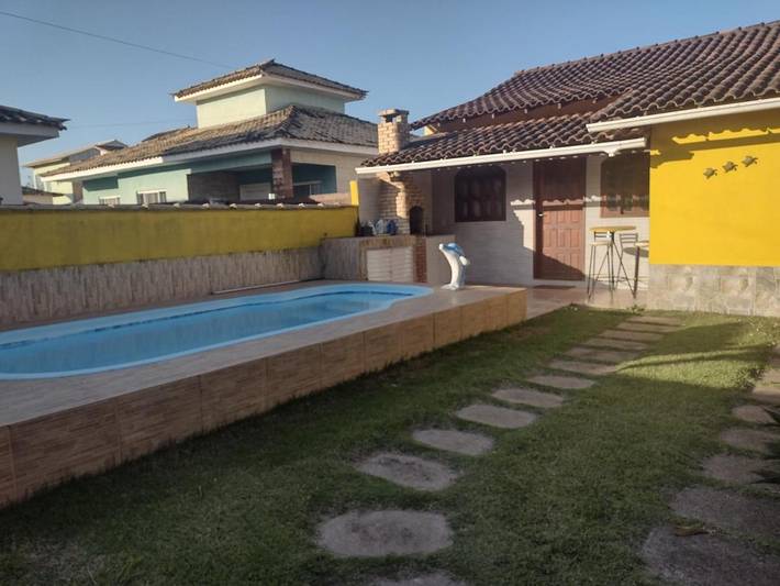 Casas e apartamentos de temporada para 6 pessoas, com piscina e jardim em Unamar