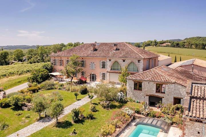 Location de vacances pour 14 personnes, avec piscine ainsi que vue et jardin à Le Verdier - 2