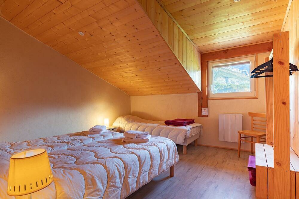 Eco-Logis du Clos des Tilleuls Gîte with Mountain View, Shared Terrace and Garden in Die, Parc naturel régional du Vercors