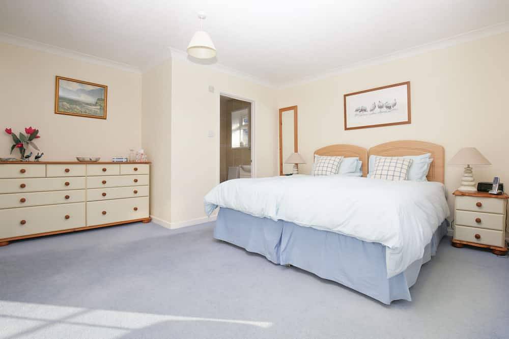 Comfortable House In Lovely Holiday Area With Everything You Require! in Constantine Bay, Cornwall
