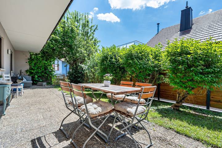 Ganze Wohnung, Landhaus Gisela 2.0 - Fewo 1, 3 Schlafzimmer, Terrasse mit Garten, neu renoviert, modern, zentral in Bad Liebenzell, Nordschwarzwald