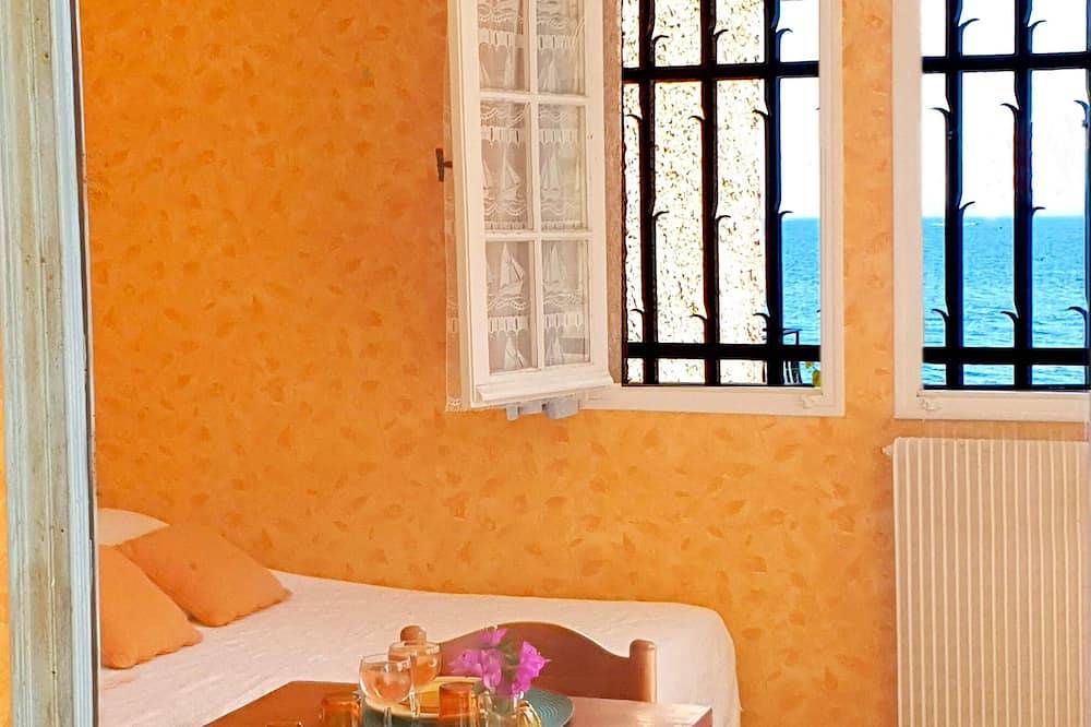 Appartement entier, Studio Bougainvillier, 2 pers, situation exceptionnelle, accès direct à la plage in Saint-Raphaël, Massif de l'Esterel