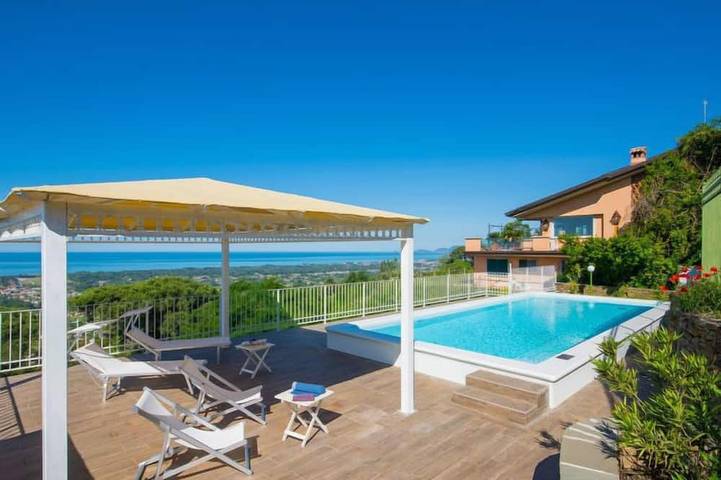 Ferienhaus für 12 Personen, mit Balkon und Pool