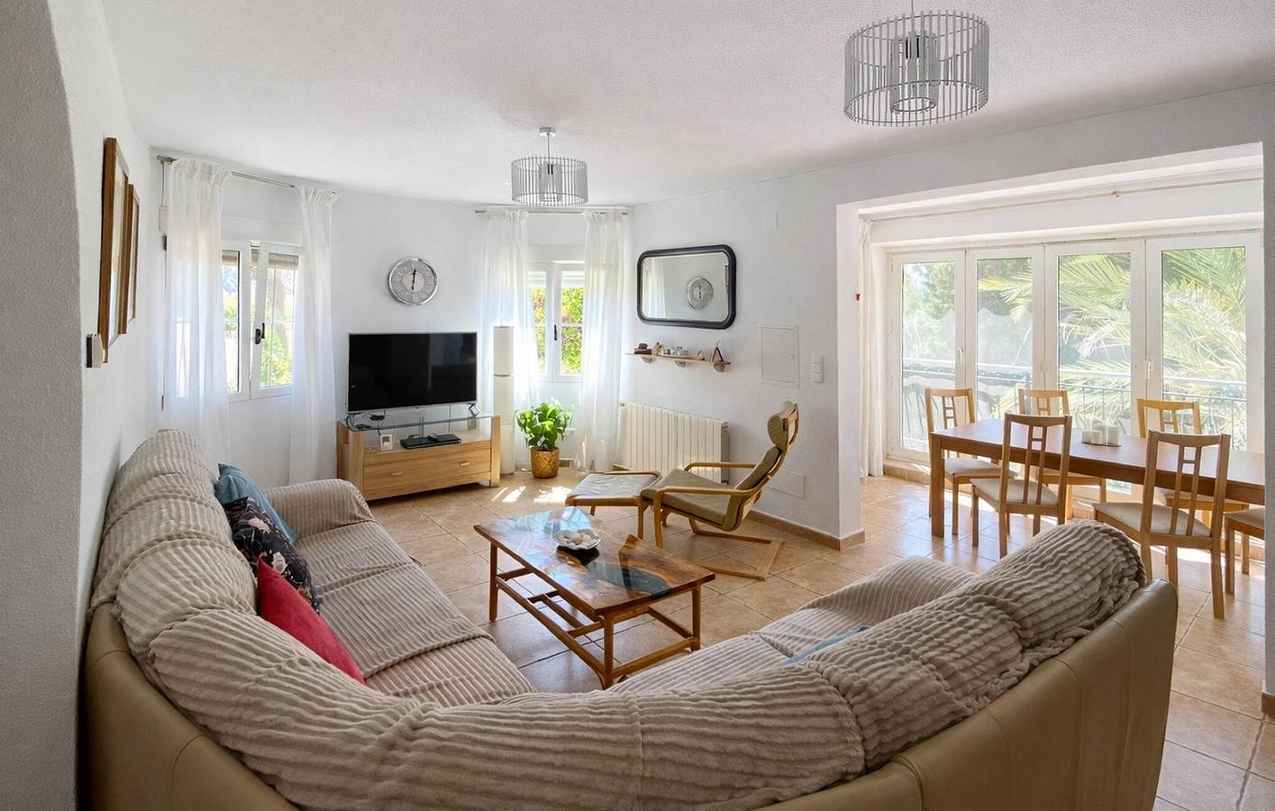 Moderno apartamento de 2 dormitorios con piscina, wifi y aparcamiento cerca de Bombay Tandoori in El Pinar de Campoverde, Pilar de la Horadada