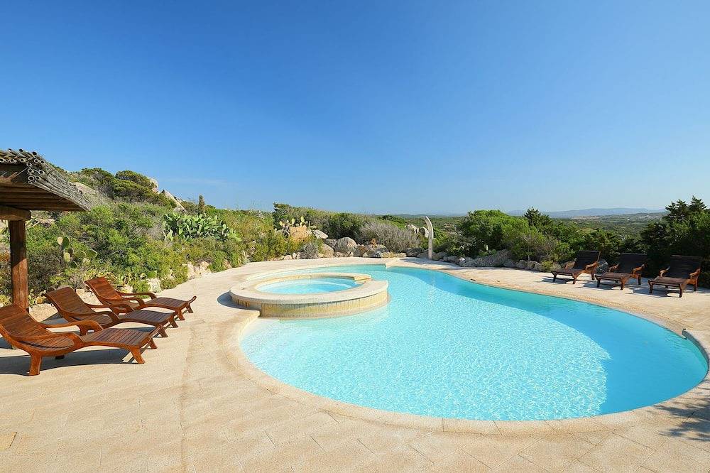 Stunning private villa with Wifi, hot tub, A/C, private pool, Tv, patio, panoramic view and park... in Santa Teresa di Gallura, Santa Teresa Gallura (Municipality)