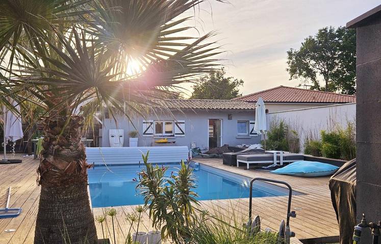 Location de vacances pour 4 personnes, avec Jacuzzi et Terrasse ainsi que Jardin et Piscine à Saint-Jean-d'Illac