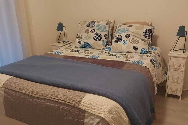 Apartamento entero, 50 m del mar, amplio y luminoso 2 P con terraza, cerca del aeropuerto in Saint-Laurent-du-Var, Costa mediterránea (Francia)
