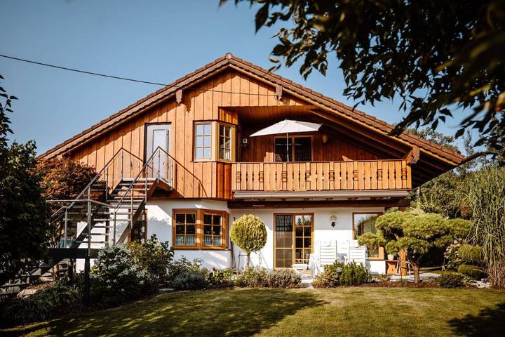 Ferienwohnung für 2 Personen, mit Balkon und Whirlpool sowie Terrasse und Garten in Berg (Oberbayern)