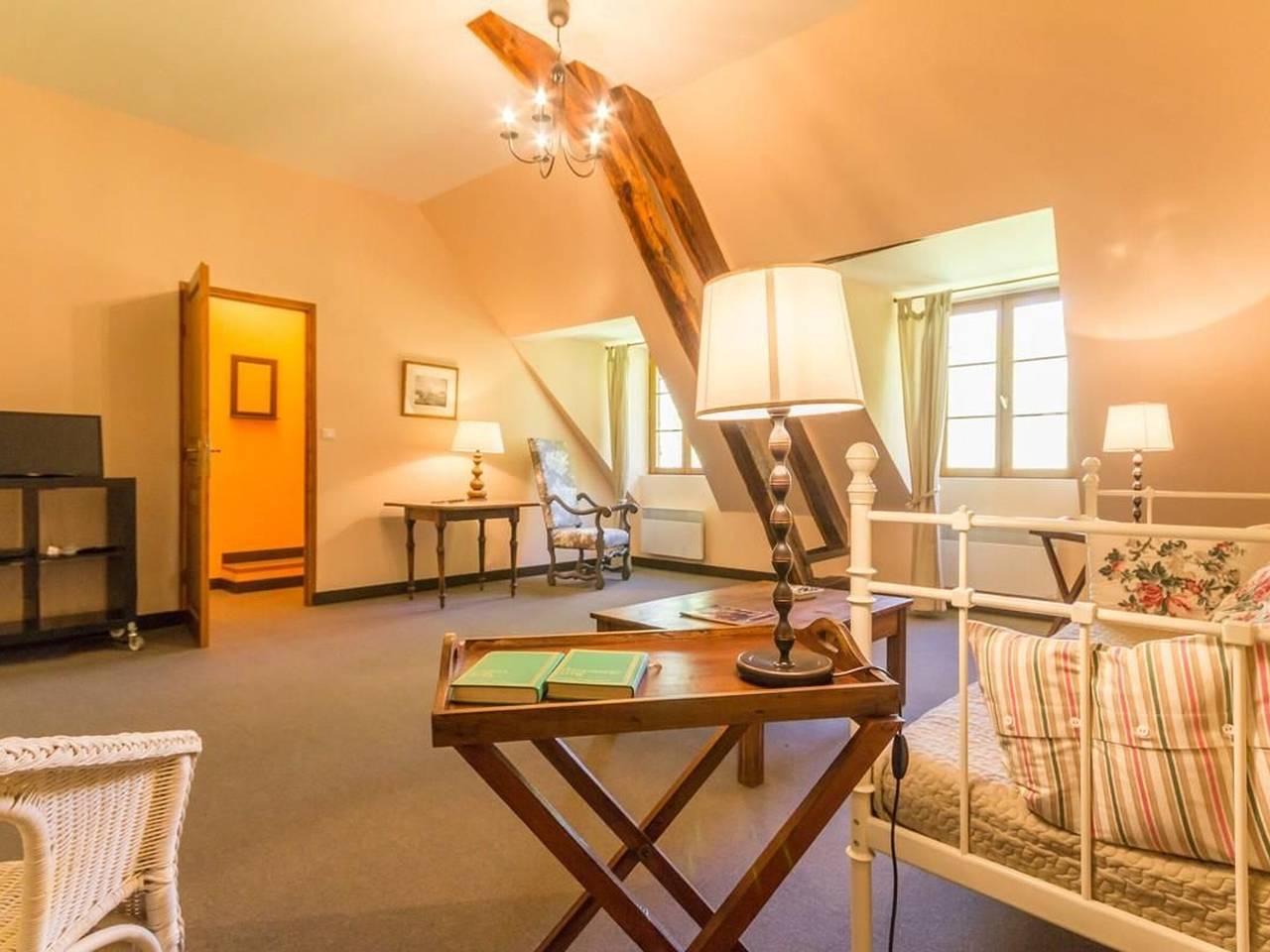 Ferienhaus im Park von Schloss Raffigny, großes Wohnzimmer, privater Parkplatz in Gâcogne, Naturpark Morvan