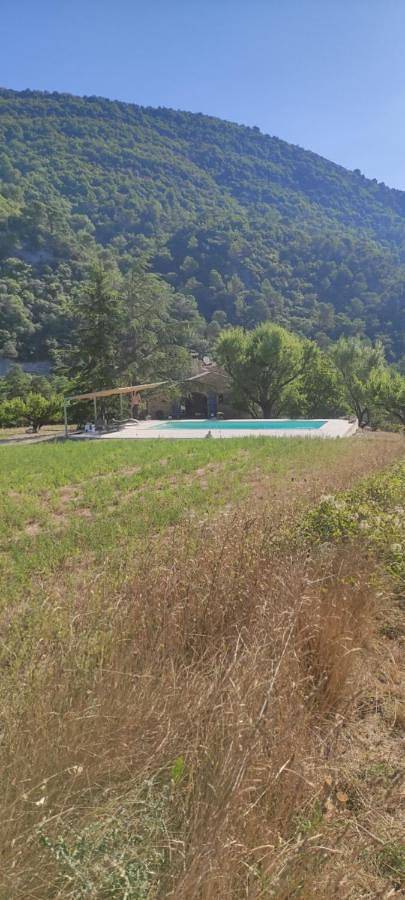 Location de vacances pour 4 personnes, avec vue ainsi que terrasse et piscine à Aubres - 3