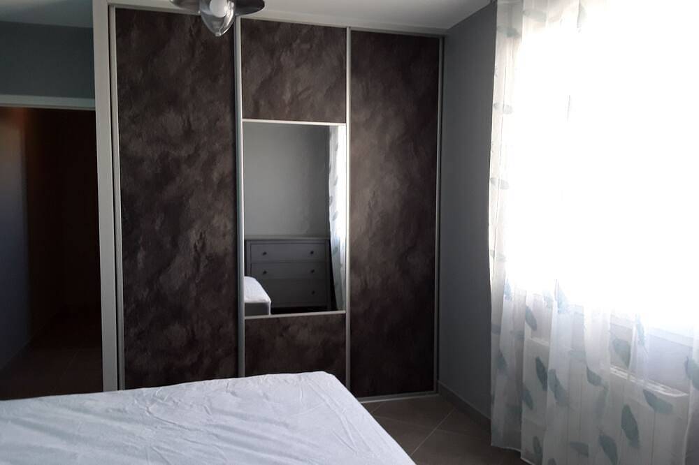 Petite suite entièrement neuve.Entrée indépendante avec couloir privé in Avoine, Vallée de la Loire