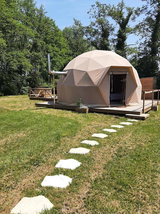 Tente pour 2 personnes, avec jardin et jacuzzi dans l' Ain - 3