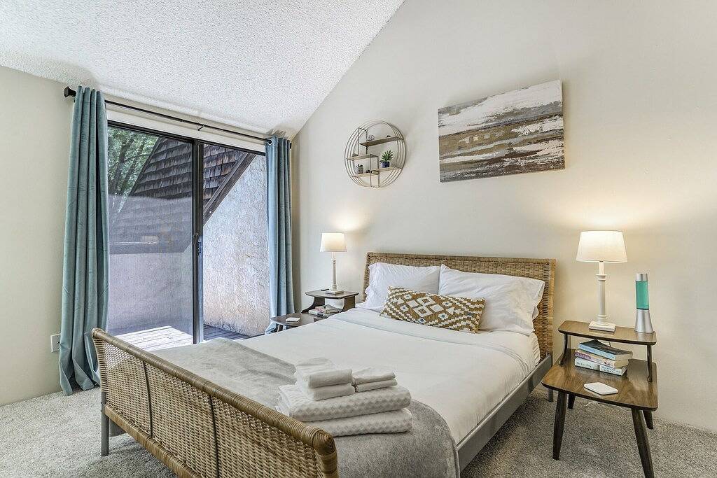 Walk to Garden of the Gods ☀ Propane Firepit & Fenced in Patio near Manitou in Colorado Springs, El Paso County (CO)