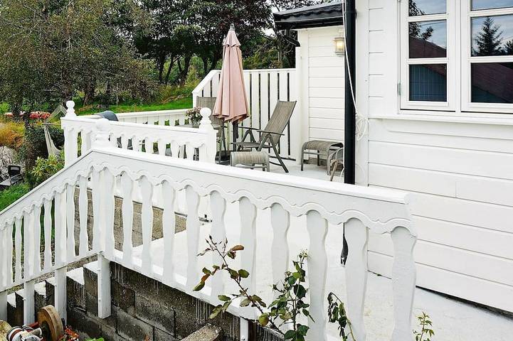 Ferienhaus für 4 Personen, mit Terrasse und Garten in Austrheim