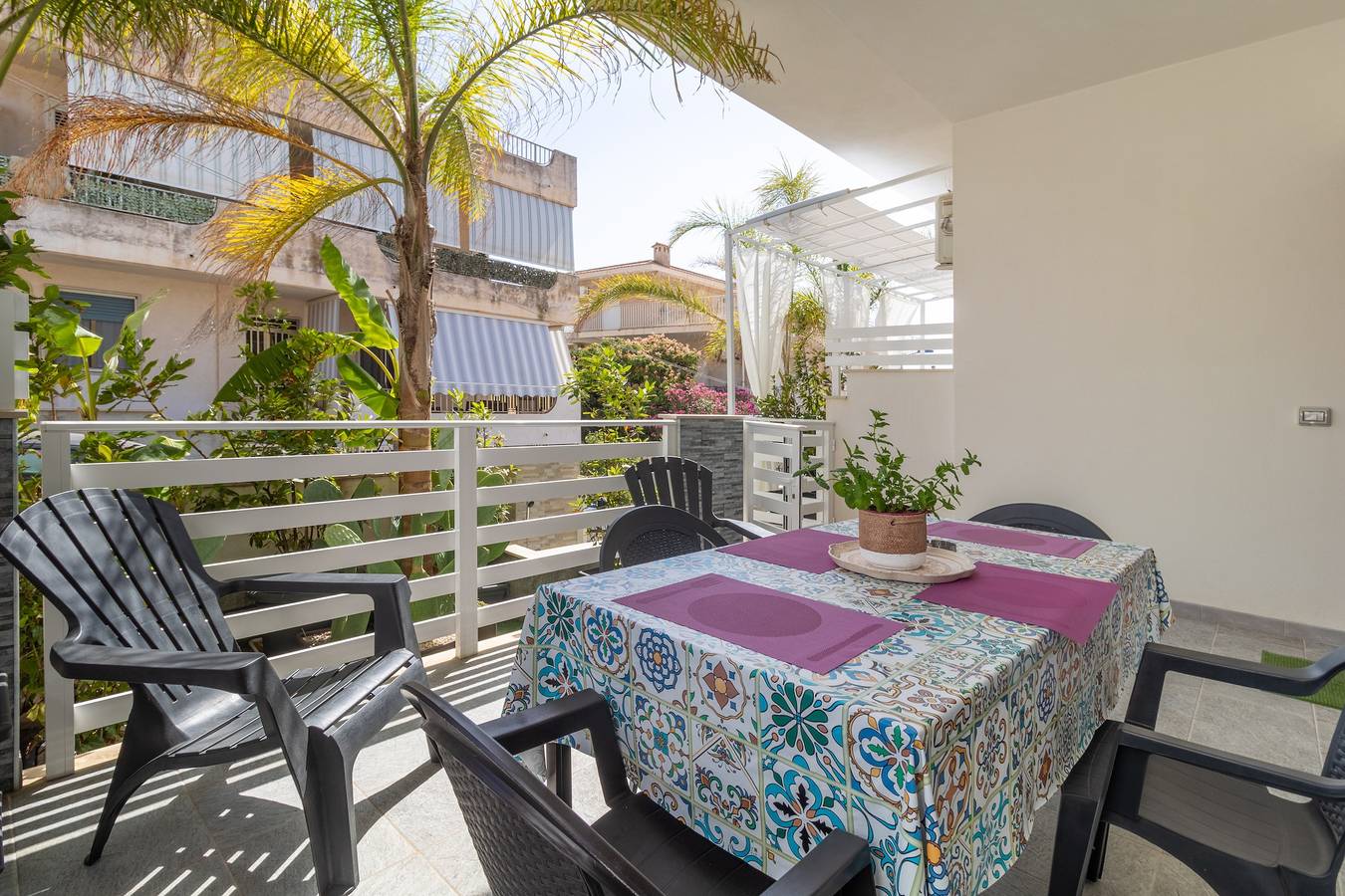 Appartamento intero, Appartamento di vacanza "Samuel Beach Con Veranda" con terrazza privata e Wi-Fi in Cava d'Aliga, Provincia di Ragusa