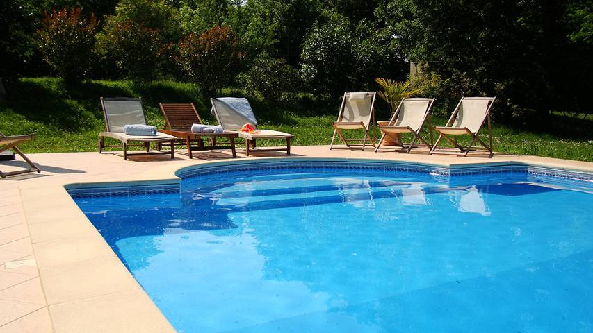 Gîte pour 9 personnes, avec terrasse ainsi que piscine et jardin à Saint-Pierre-de-Buzet