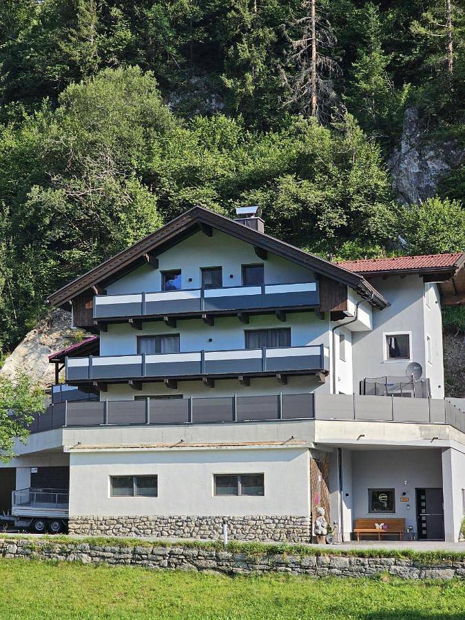 Ganze Wohnung, Two-Bedroom Apartment with Bath in Brandberg, Zillertaler Alpen