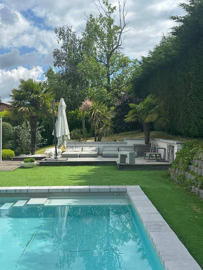 Location de vacances pour 8 personnes, avec vue et jardin ainsi que terrasse et piscine à Fleurieux-sur-l'Arbresle - 3