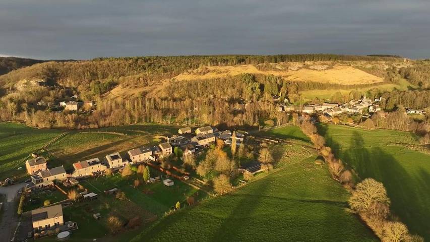 Location de vacances pour 8 personnes, avec vue et terrasse à Doische