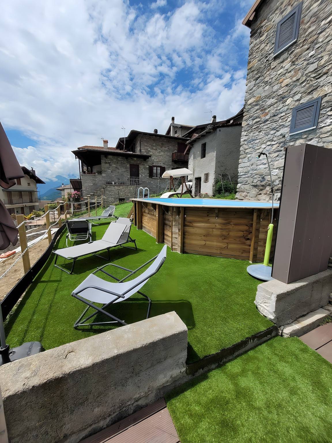 Ganze Wohnung, Ferienwohnung '1' mit Blick auf den See, Gemeinschaftspool und Wi-Fi in Burano (Montemezzo), Montemezzo