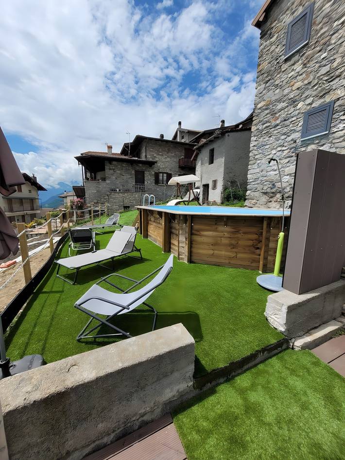 Apartamento inteiro, Apartamento '1' com vista para o lago, piscina partilhada e Wi-Fi in Burano (Montemezzo), Montemezzo
