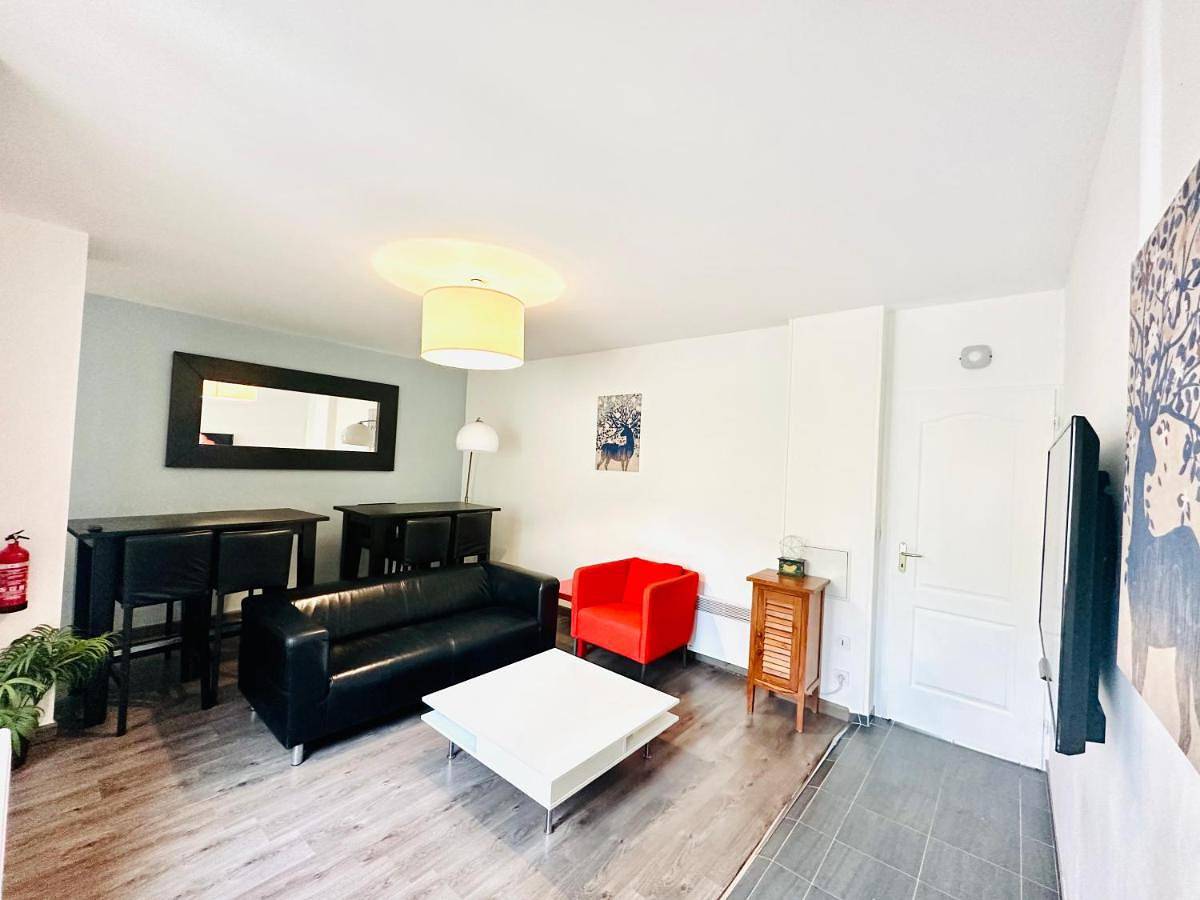 Twin Room with Private Bathroom in Reims, Marne