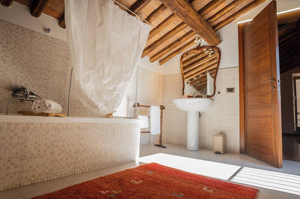 Entire apartment, Cozy attic in a prestigious historic building, medieval center Viterbo in Viterbo, Viterbo Province
