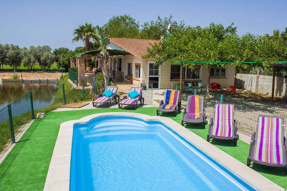 Huisje met prive zwembad, gratis wifi, speeltuin, 1,8 km van het strand in Terres de l'Ebre, Delta van de Ebro
