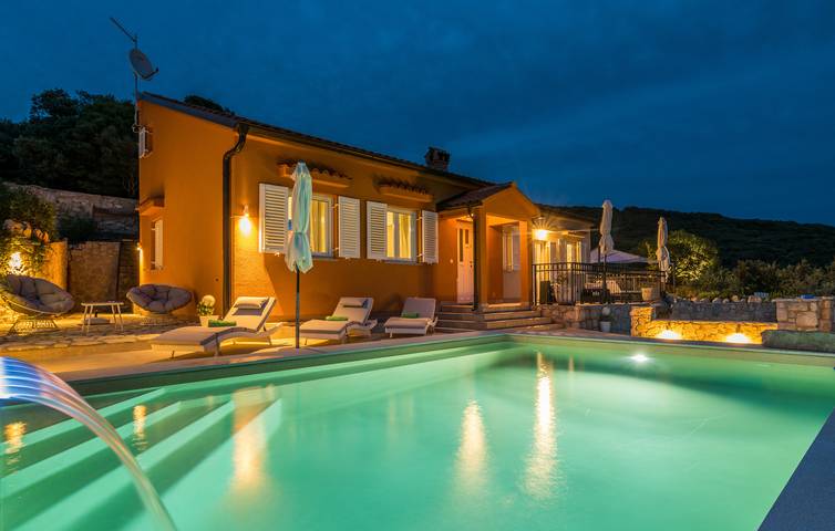 Ferienhaus für 8 Personen, mit Balkon und Terrasse sowie Whirlpool und Garten in Miholašćica