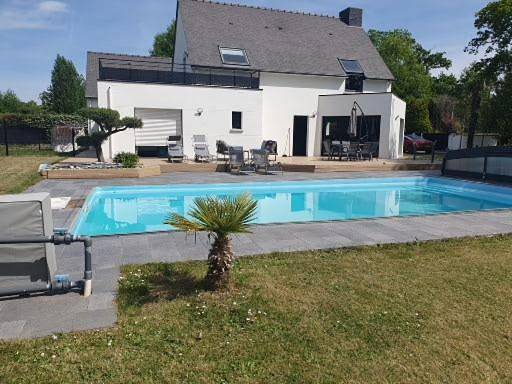 Gîte pour 2 personnes, avec jardin et jacuzzi ainsi que piscine et terrasse à Montauban-de-Bretagne